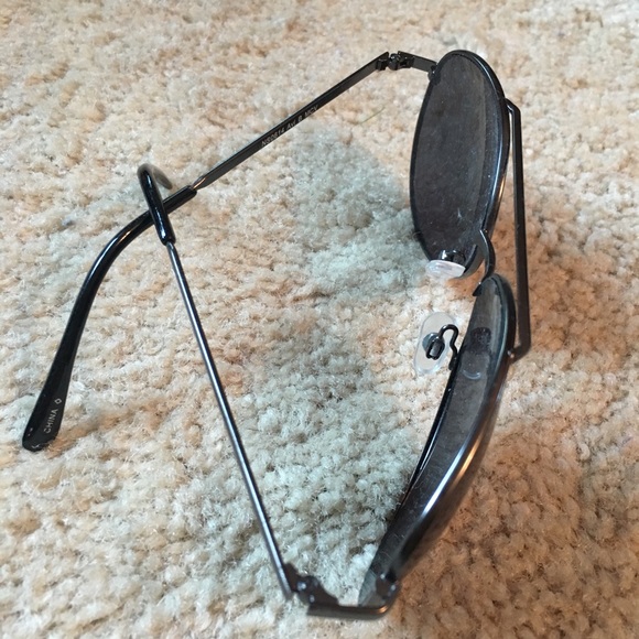 Black lens aviators - Picture 2 of 3